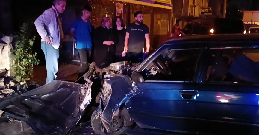 Otomobil trafik levhasına çarptı: 1 yaralı