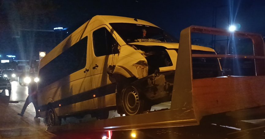 Alkollü minibüs sürücüsü polisi peşine taktı