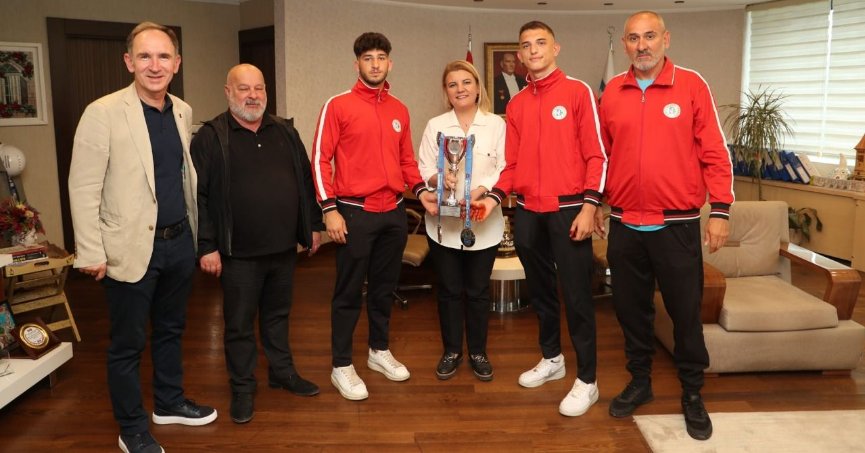 Hürriyet güreşçileri tebrik etti  