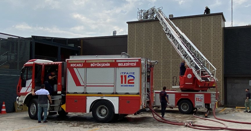 Restoranın bacasında çıkan yangın korkuttu