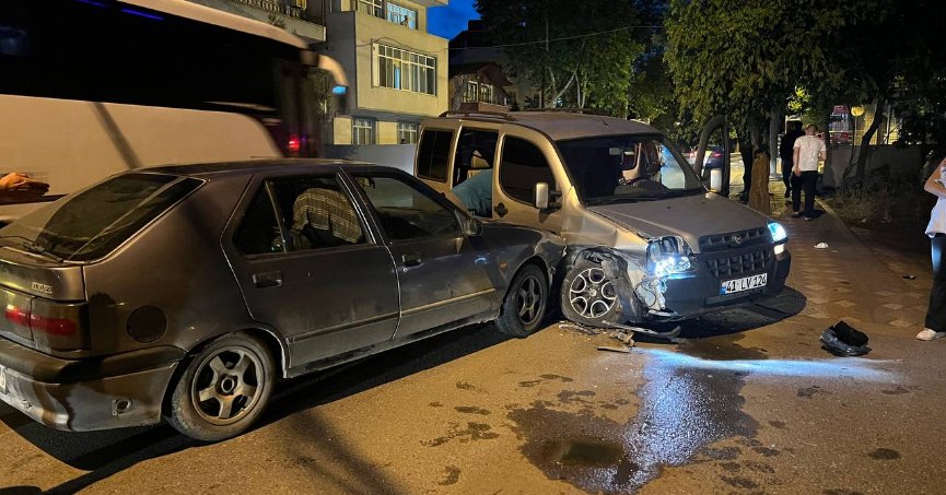 Otomobille hafif ticari araç çarpıştı: 1 yaralı