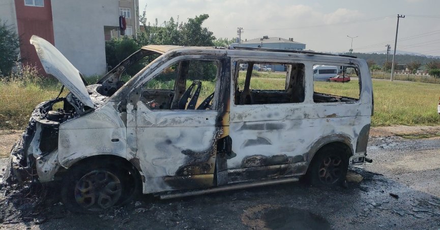 Park halindeki minibüs  alevlere teslim oldu