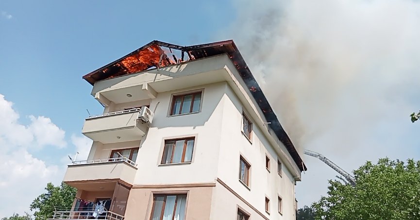 Gölcük’te binanın çatısında yangın