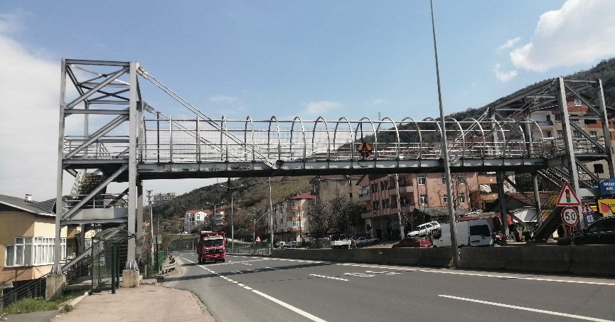 Halıdere’de üst geçidin  üst kısmı kapatılmalı