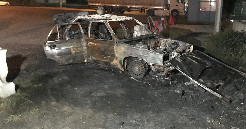 Yanan otomobilini bırakıp kaçtı