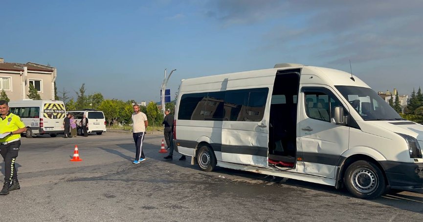 İki işçi servisi çarpıştı: 4 yaralı