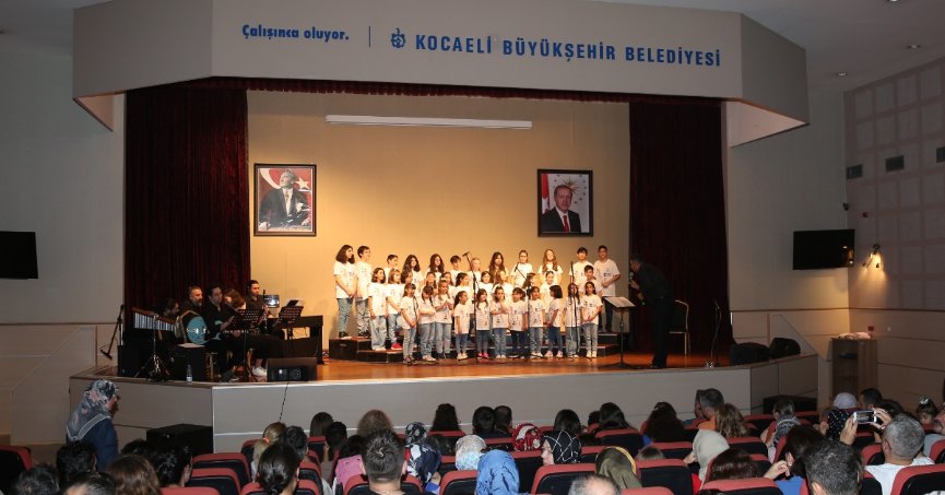 Çocuk Korosu, geçmişe götürdü