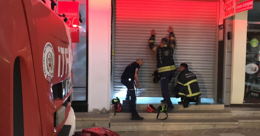 Yeni dükkan açacaklardı, iş hanında mahsur kaldılar