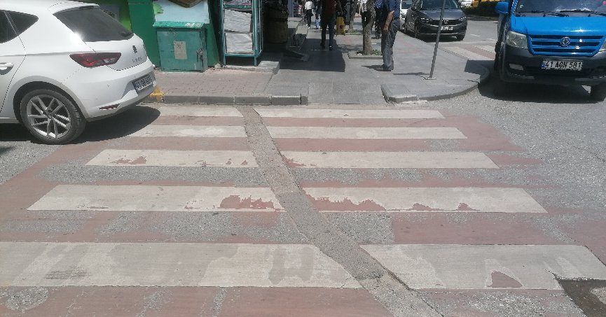 Yaya geçitlerine bakım gerekiyor