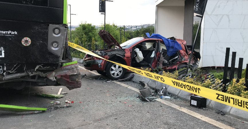 Otomobil, belediye otobüsüne çarptı: 3 ölü