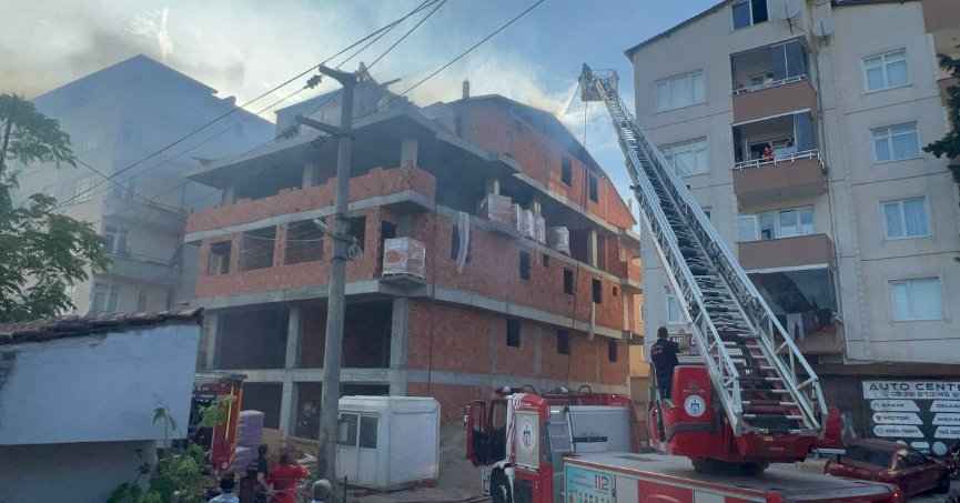 İnşaat halindeki binanın çatısında yangın