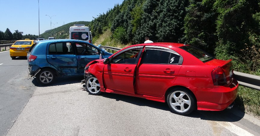 İki otomobil çarpıştı: 2 yaralı