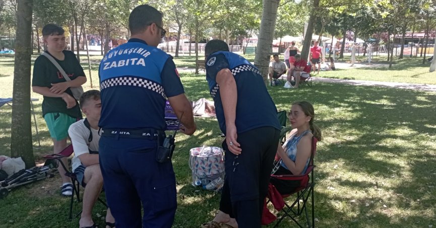 Büyükşehir Zabıtasından  tatilcilere çikolata ikramı