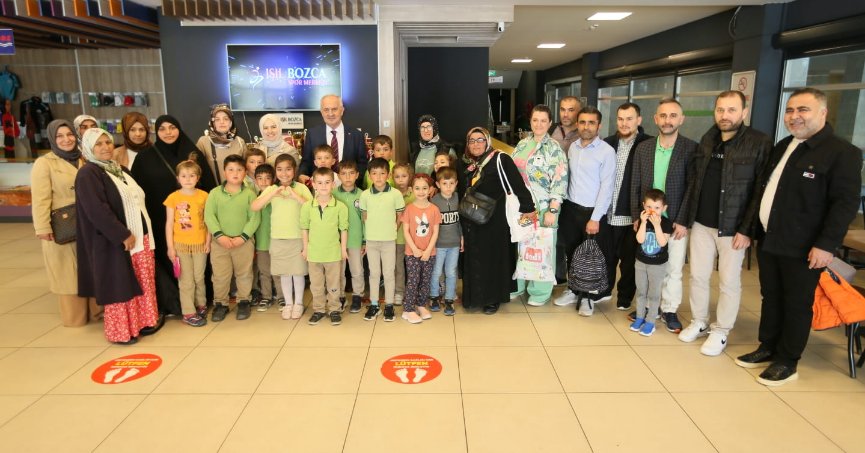 Derince’de öğrenciler havuzda buluşuyor