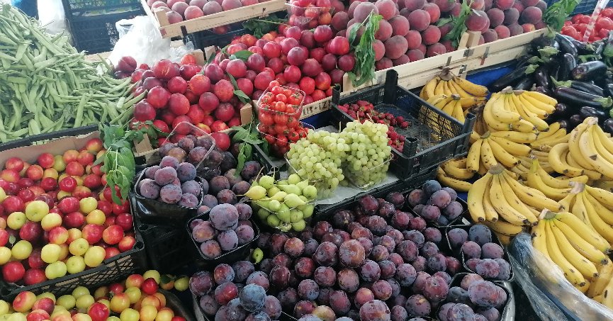 Pazarda yaz meyveleri tezgahları süslüyor