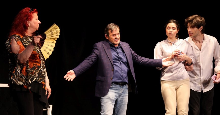 ‘Aşk Her Zaman  Güzeldir’ sahne aldı