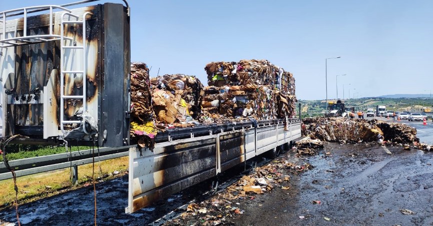Hurda kağıt yüklü tır dorsesi alevlere teslim oldu