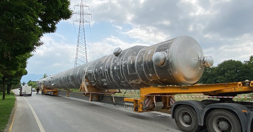 Tır tonlarca ağırlığındaki yükle yolda kaldı