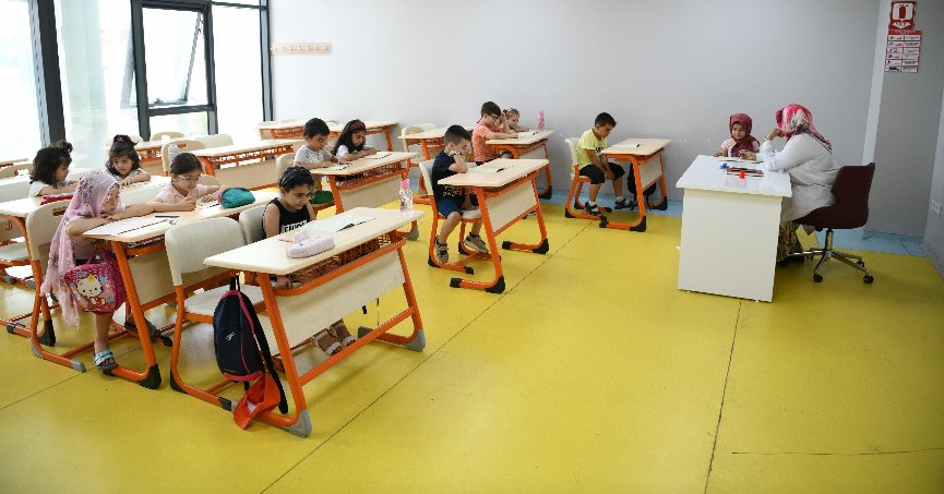 Öğrenciler tatili öğrenerek geçiriyor