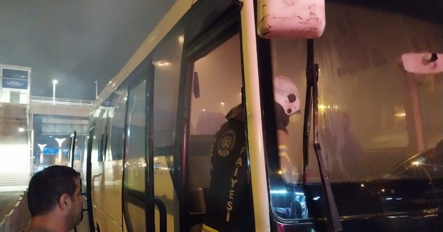 Midibüs yangınına yoldan  geçen ekip müdahale etti