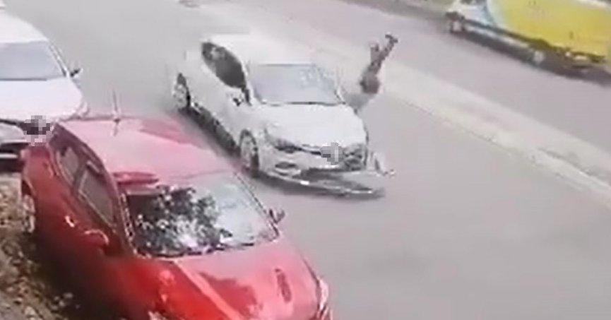 Otomobil yolun karşısına geçen yayaya çarptı