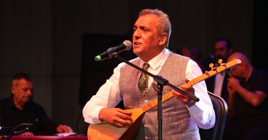 Aşık Veysel’in türkülerini  Yavuz Bingöl seslendirdi