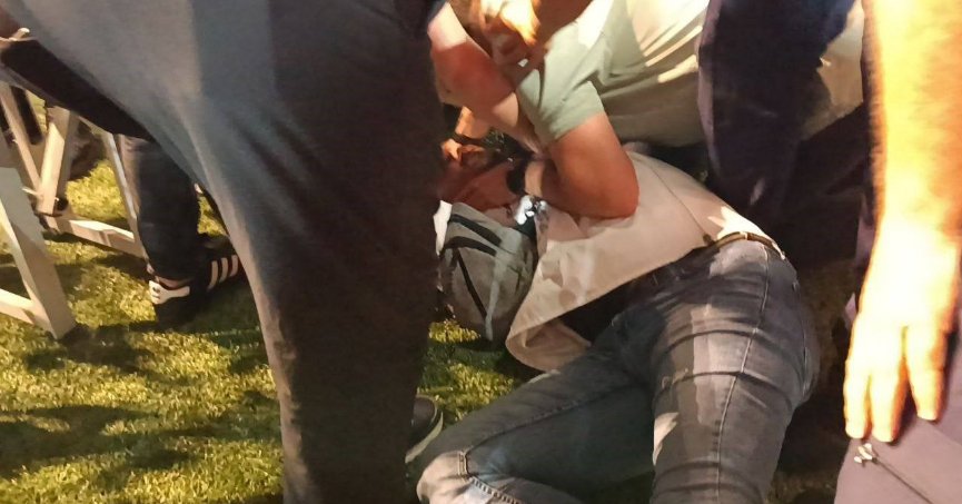 Konserde kafasına değen sert cisimle yaralandı