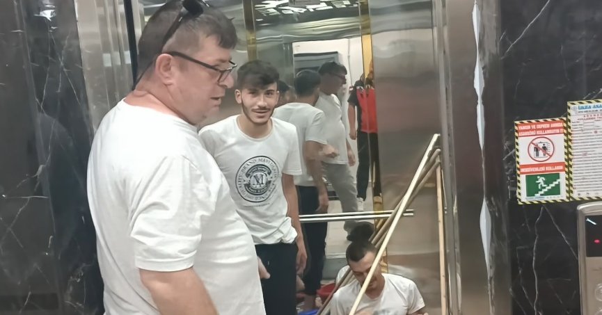 Temizlik yapan 3 genç asansörde mahsur kaldı