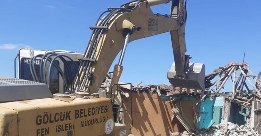 Metruk binaların yıkımı sürüyor