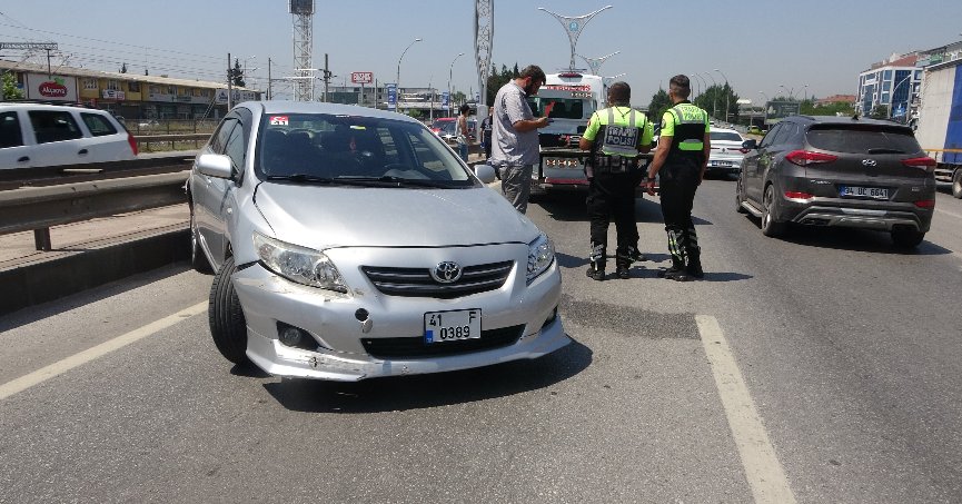 Kamyon, kör noktasına giren otomobile çarptı