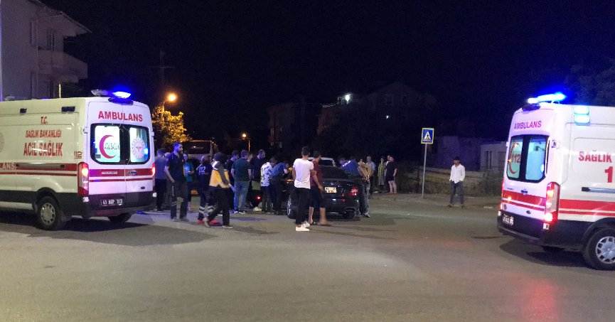 Düğün konvoyunun önünün kesildiği iddiasıyla kavga çıktı