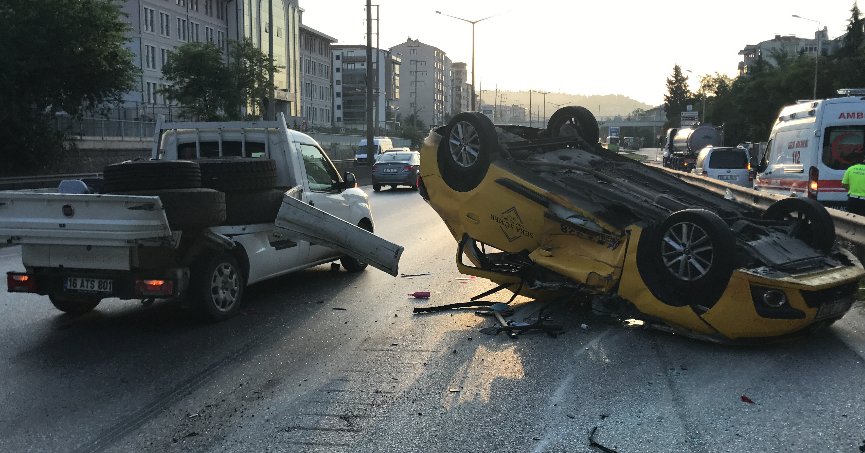 Kamyonetle çarpışan ticari taksi takla attı