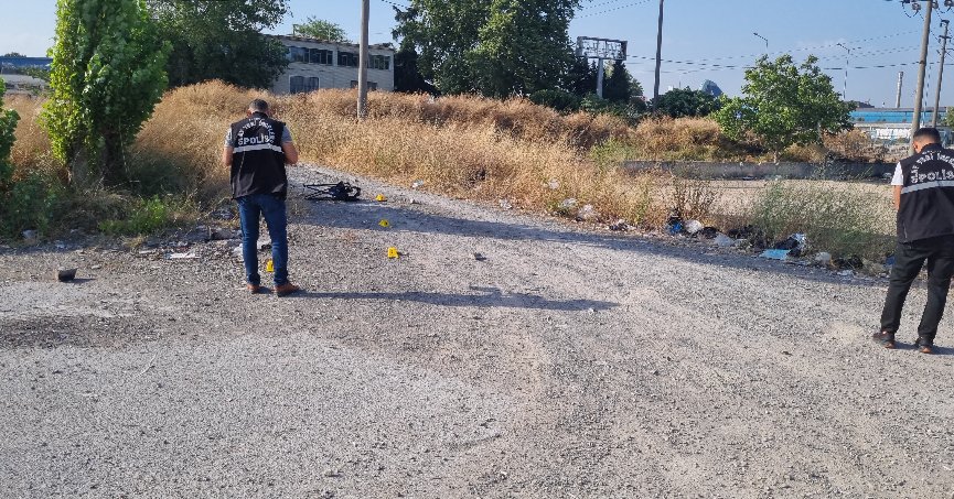 Boş arazide silahla vuruldu