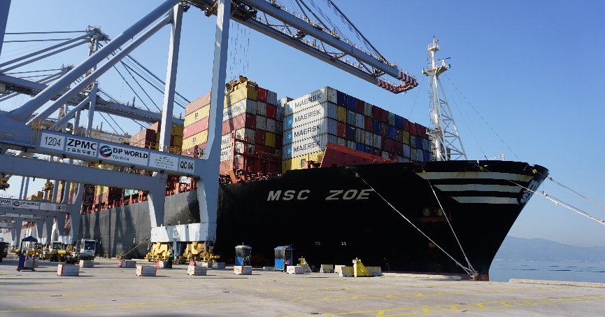 Dev konteyner gemisi Körfez’e demir attı