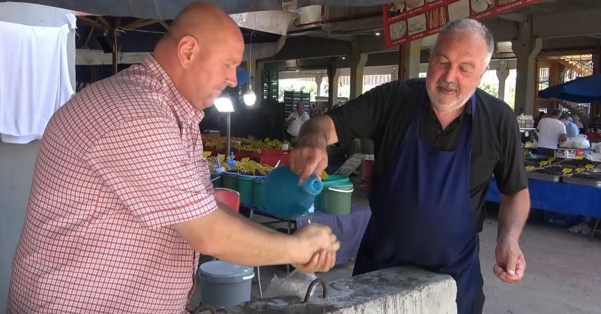 Çöl sıcağında vatandaşlar gölgelik alanlara koştu