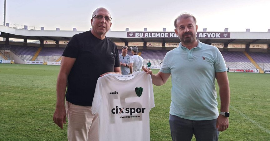 Çetinakti'ye forma hediye edildi