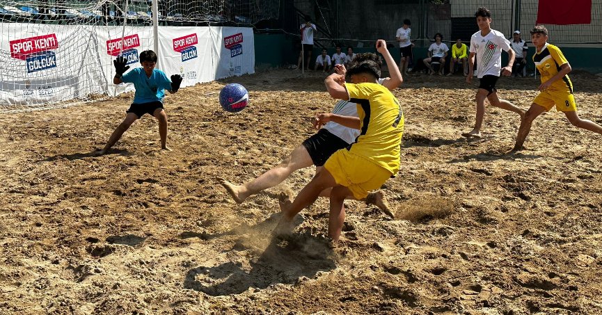 Kum futbolu çekişmeli geçiyor