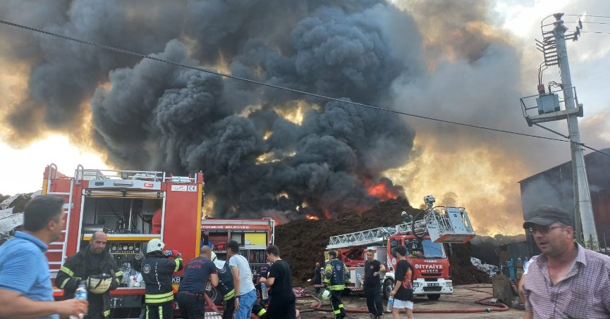 Geri dönüşüm fabrikasında yangın