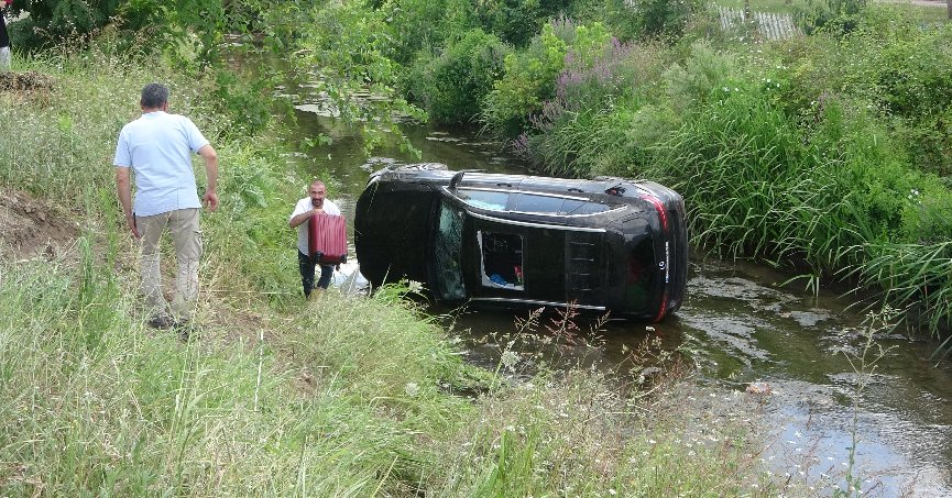 Kontrolden çıkan araç çaya uçtu: 4 yaralı
