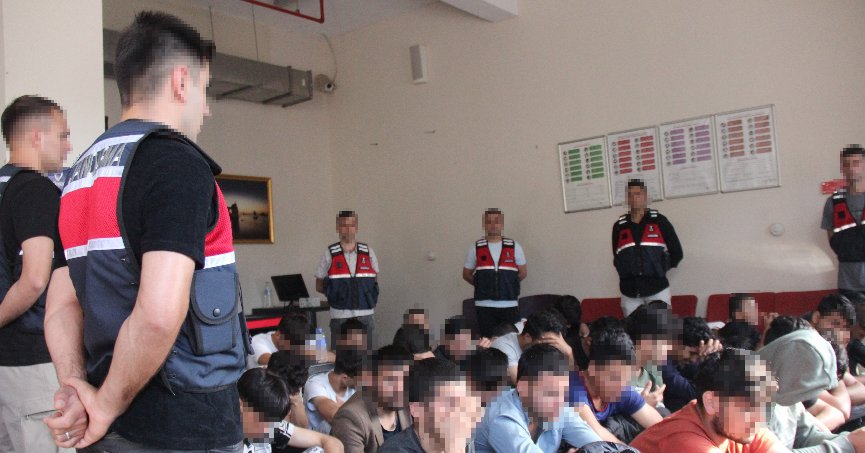 1 yılda bin 419 düzensiz göçmen sınır dışı edildi