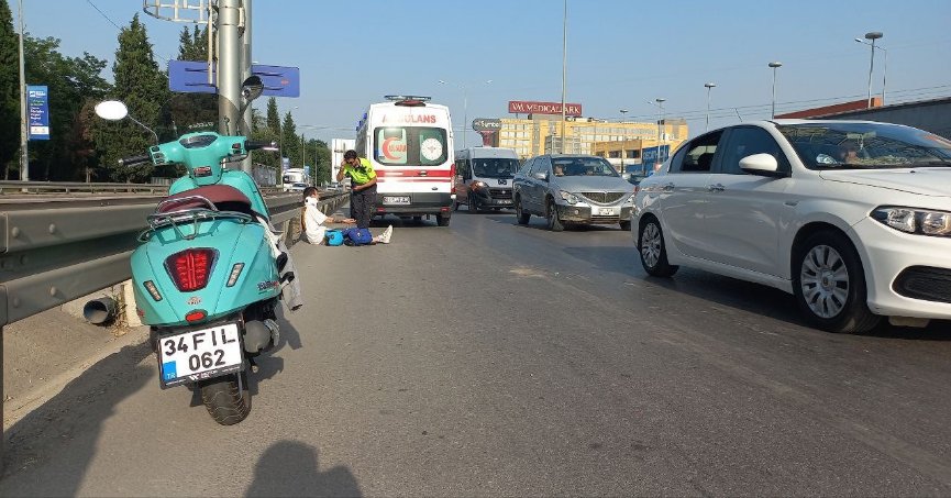 Manevra yapan motosiklet yola savruldu: 2 yaralı