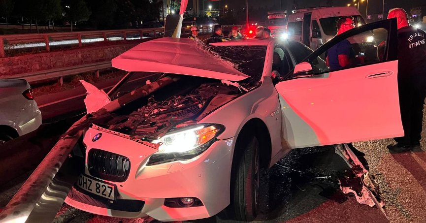 Otomobil bariyere çarptı: 3 yaralı