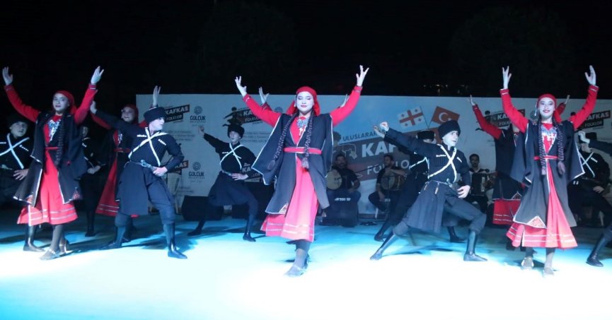 Gölcük’te Kafkas folklorü rüzgarı
