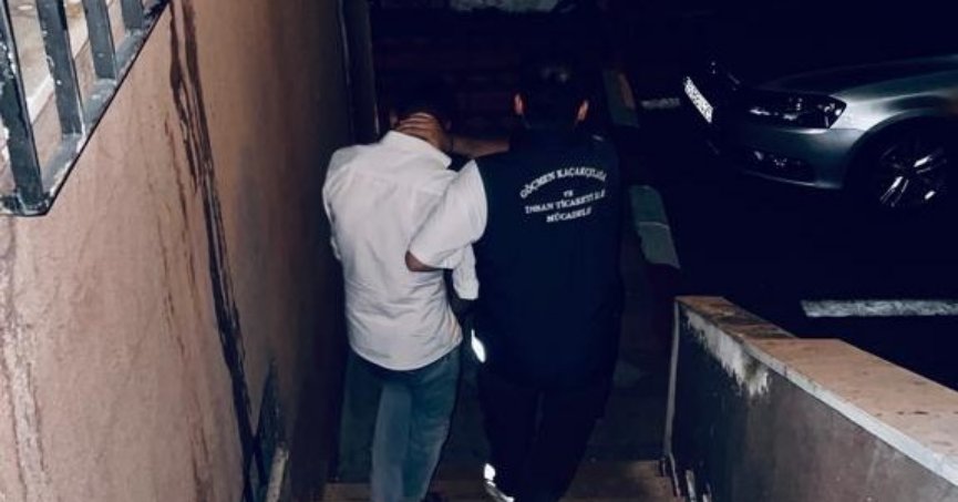 Durdurulan araçta 8 düzensiz göçmen yakalandı