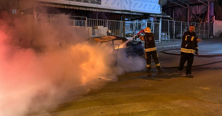 Seyir halindeki otomobil alev topuna döndü