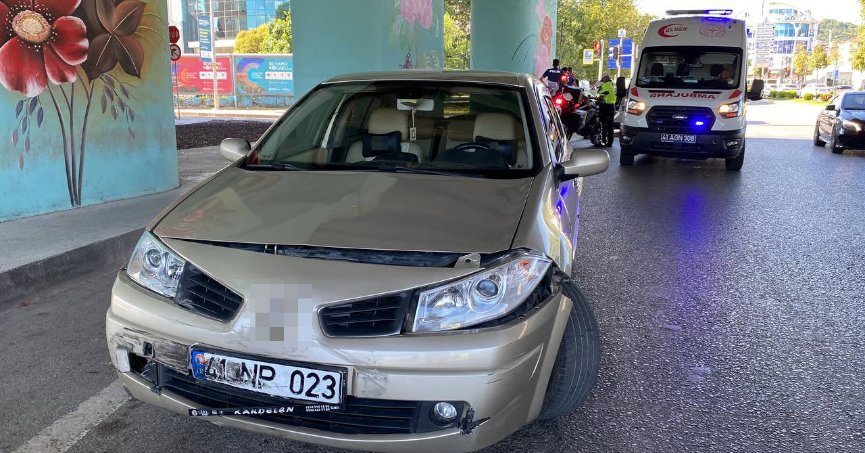 İki otomobil kavşakta çarpıştı: 2 yaralı