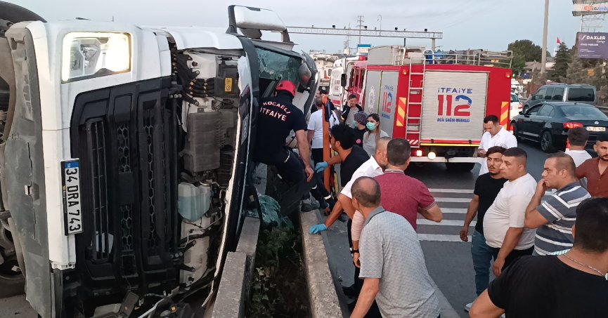 Boru yüklü tır devrildi: 2 yaralı