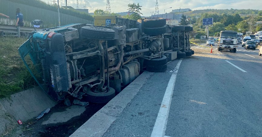 Devrilen tırın sürücüsü yaşamını yitirdi