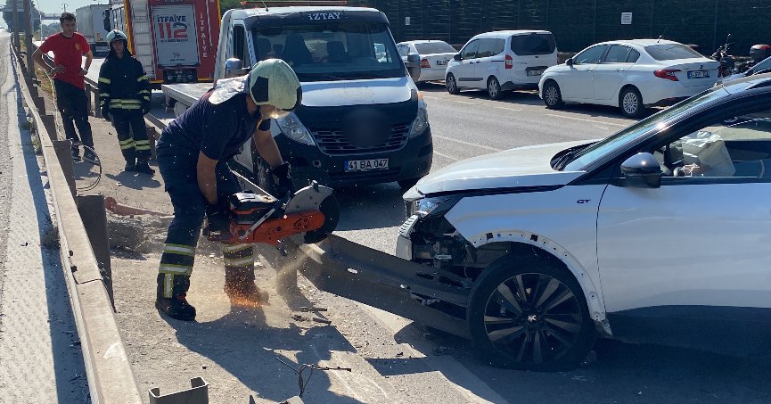 Otomobil bariyerlere saplandı: 1 kişi yaralı