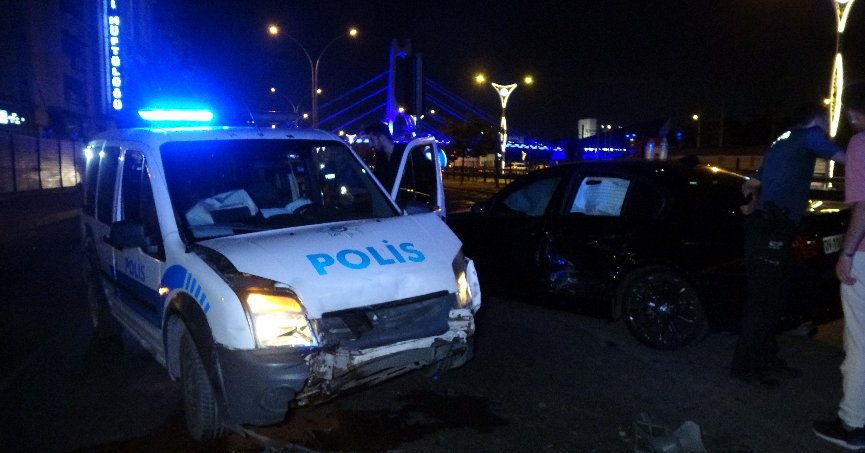 Polis aracı ile otomobil çarpıştı: 2 yaralı